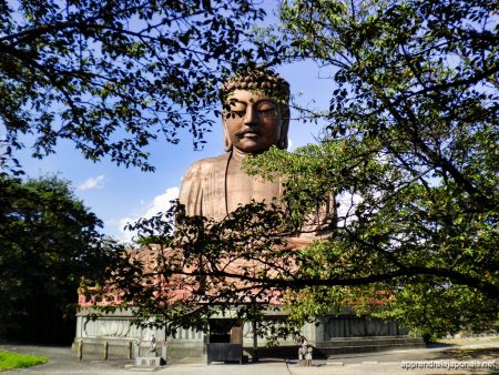 Grand Bouddha assis de Shurakuen vu entre les branches des arbres