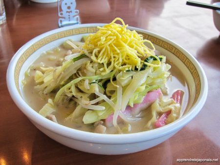 Bol de champon garni de chou, pousses de soja et kamaboko