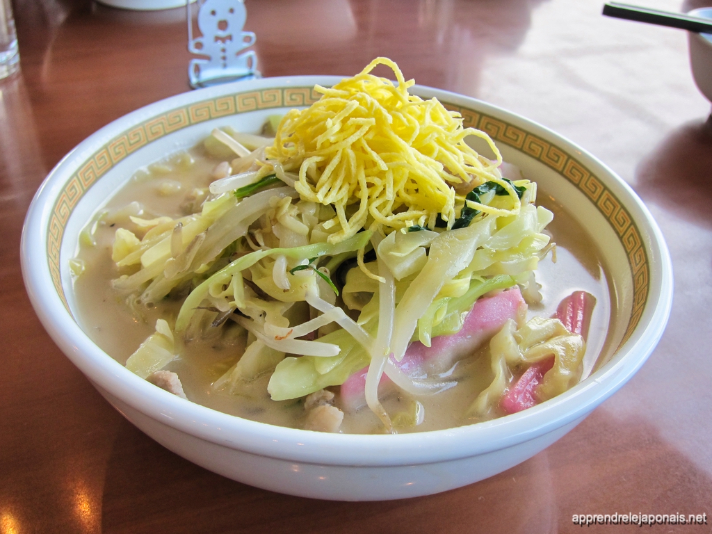 Bol de champon garni de chou, pousses de soja et kamaboko