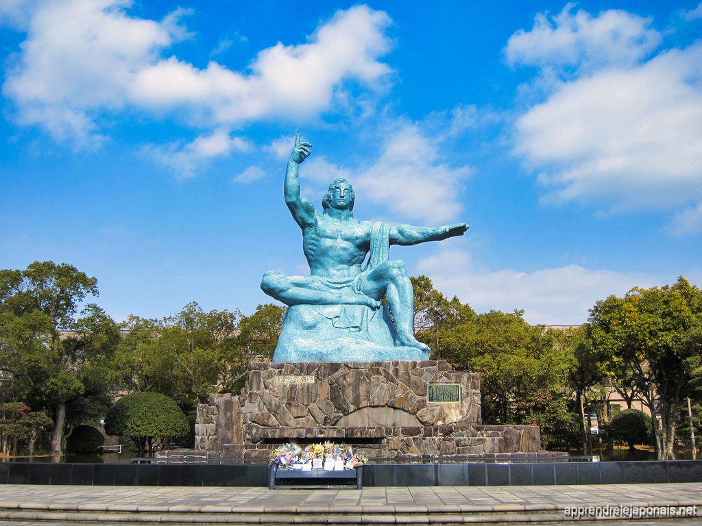 Statue de la paix de Nagasaki sous un ciel bleu