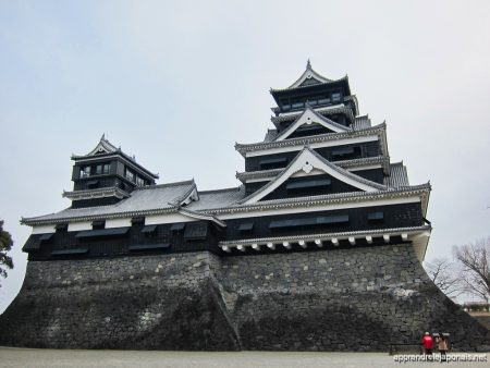 Donjon noir du château de Kumamoto sur ses murs de pierre