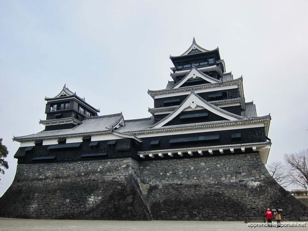Donjon noir du château de Kumamoto sur ses murs de pierre