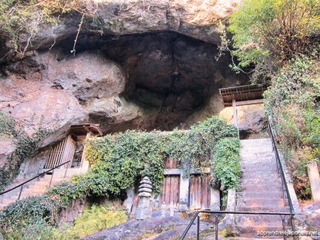 Escalier menant à la grotte Reigando sous une falaise