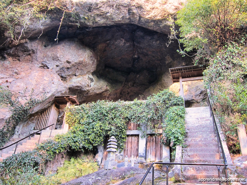 Escalier menant à la grotte Reigando sous une falaise