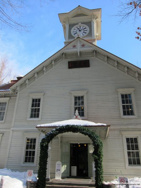 Tour de l'horloge de Sapporo en bois blanc sous la neige