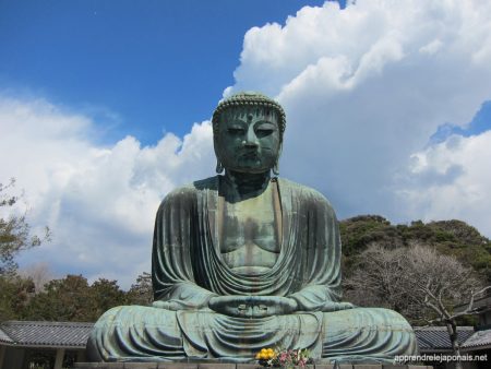 Grand Bouddha de Kamakura en bronze devant un ciel nuageux