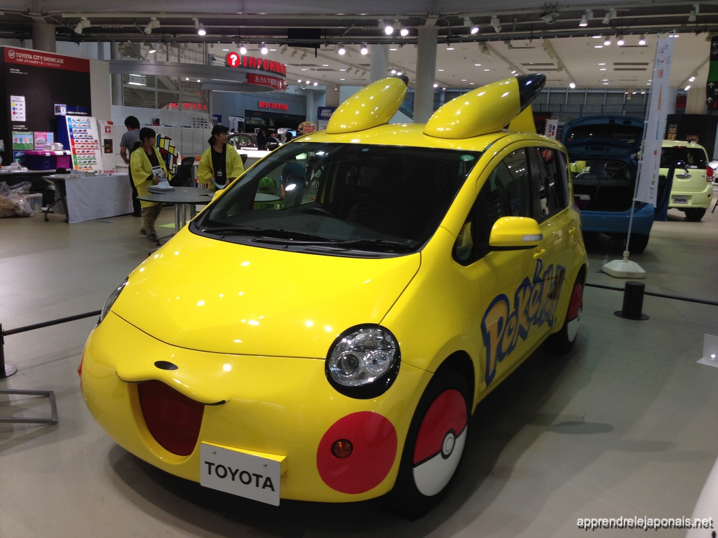 Voiture Toyota jaune décorée en Pikachu