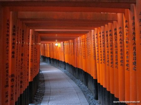 Tunnel de torii vermillon au sanctuaire Fushimi Inari