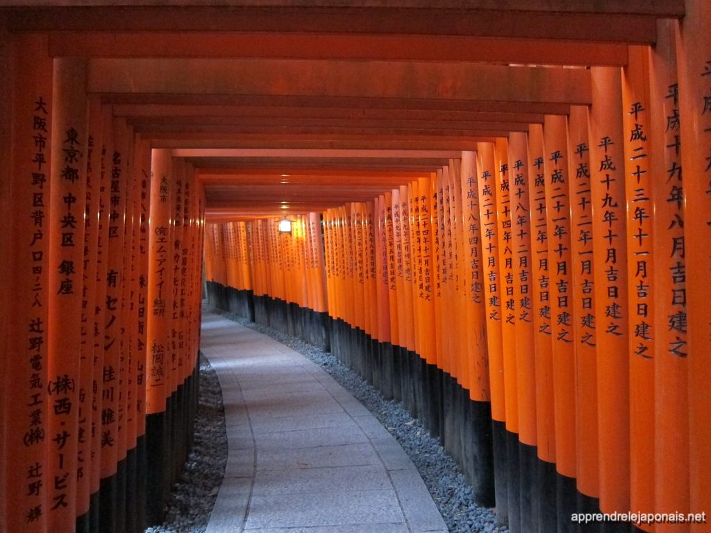 Tunnel de torii vermillon au sanctuaire Fushimi Inari