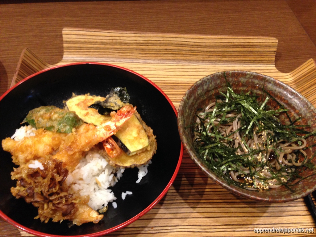 Bol de tendon et soba froides au nori sur un plateau