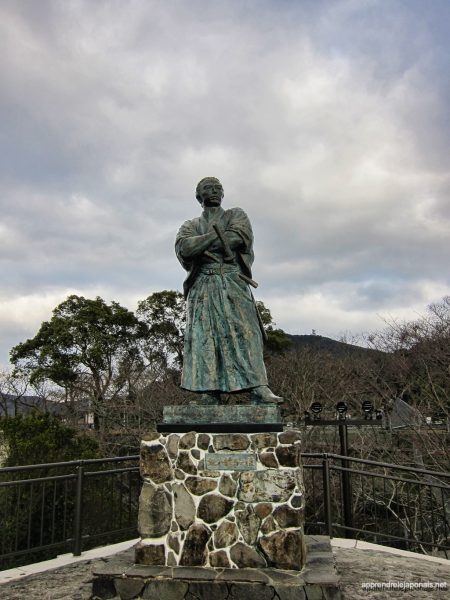 Statue de bronze de Sakamoto Ryoma, bras croisés, au parc Kazagashira de Nagasaki