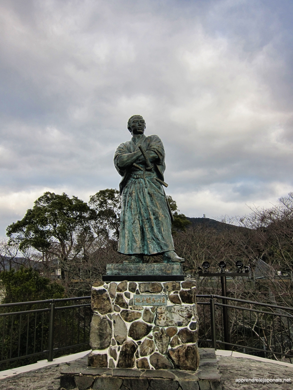 Statue de bronze de Sakamoto Ryoma, bras croisés, au parc Kazagashira de Nagasaki