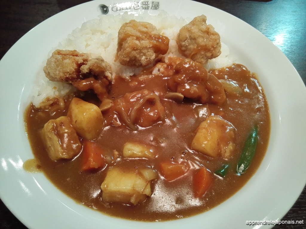 Assiette de curry japonais au poulet frit et légumes chez CoCo Ichibanya