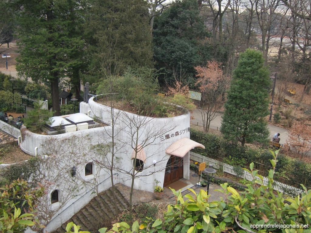 Entrée du musée Ghibli à Mitaka vue d'en haut, avec son toit végétalisé
