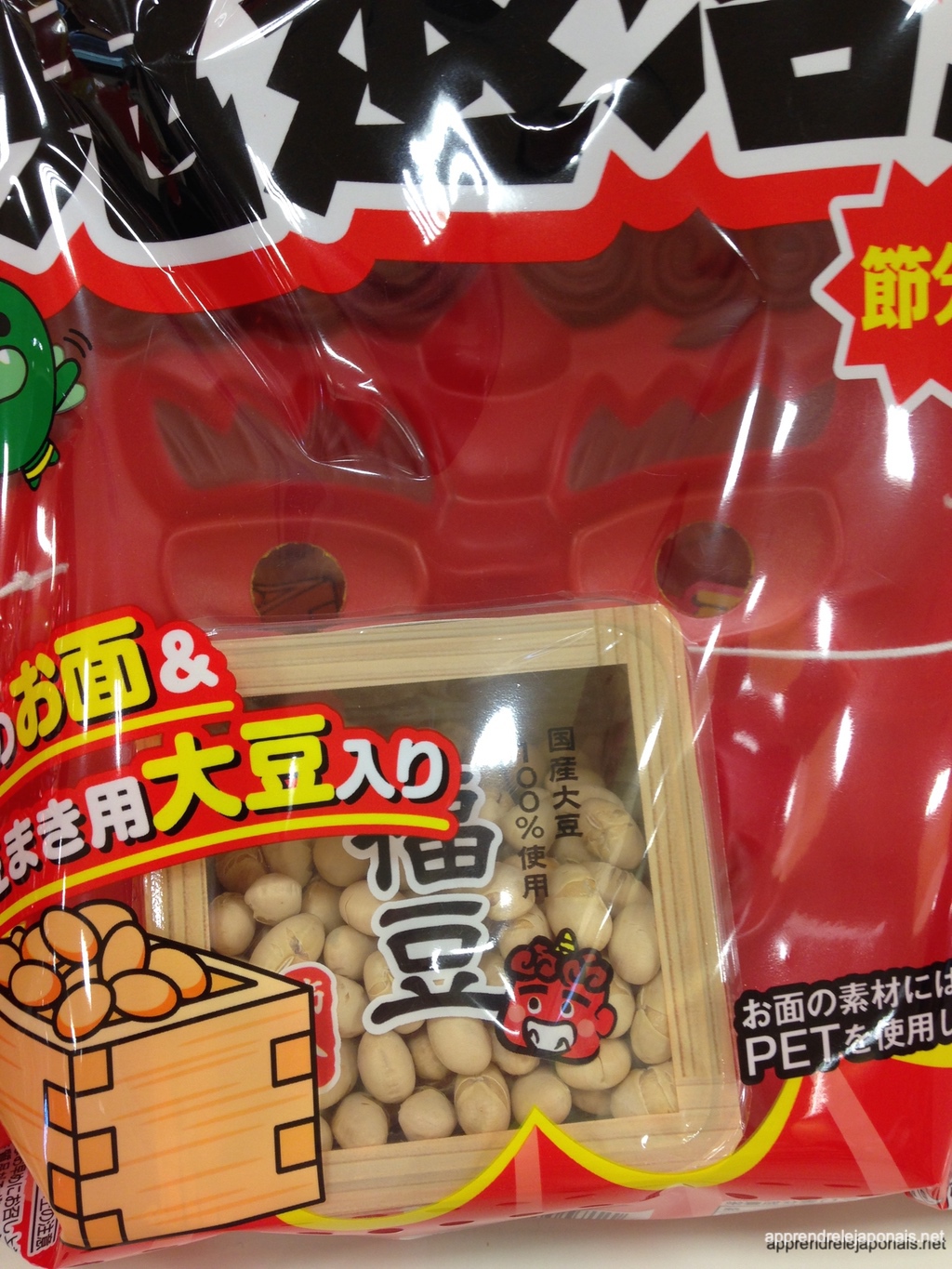 Paquet de haricots de soja fukumame dans un masu en bois, vendu avec un masque d'oni