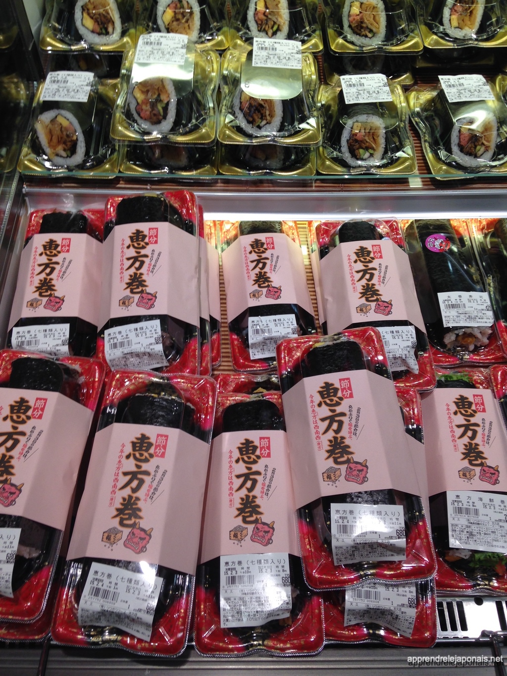 Rayon de supermarché rempli d'ehōmaki, des gros rouleaux de sushi, avec des étiquettes de Setsubun