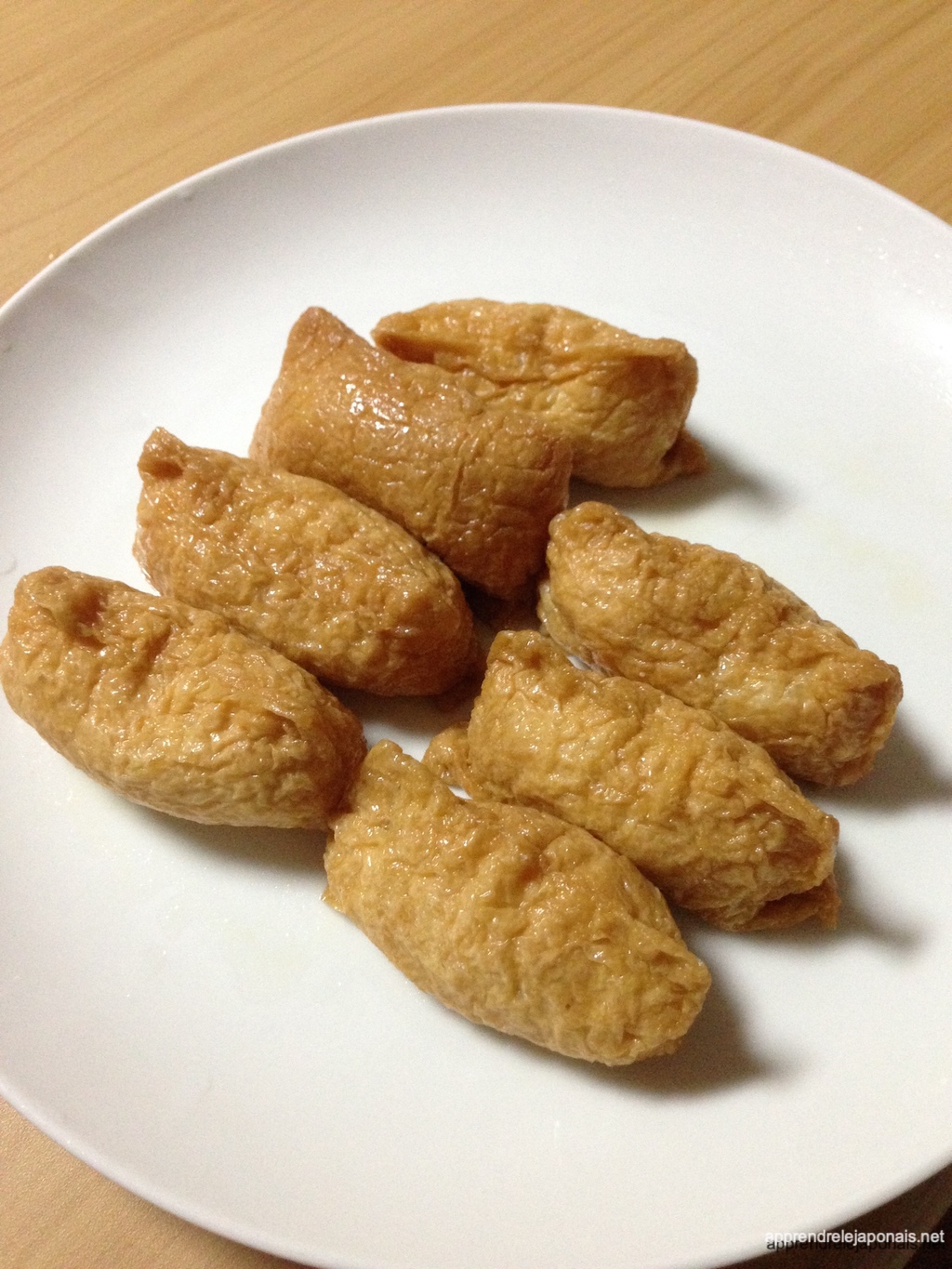 Assiette d'inari sushi, du riz enveloppé dans du tofu frit