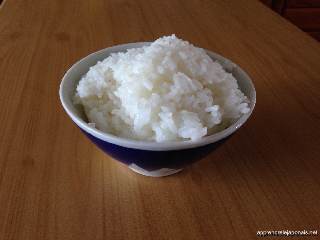 Bol bleu et blanc rempli de riz blanc japonais