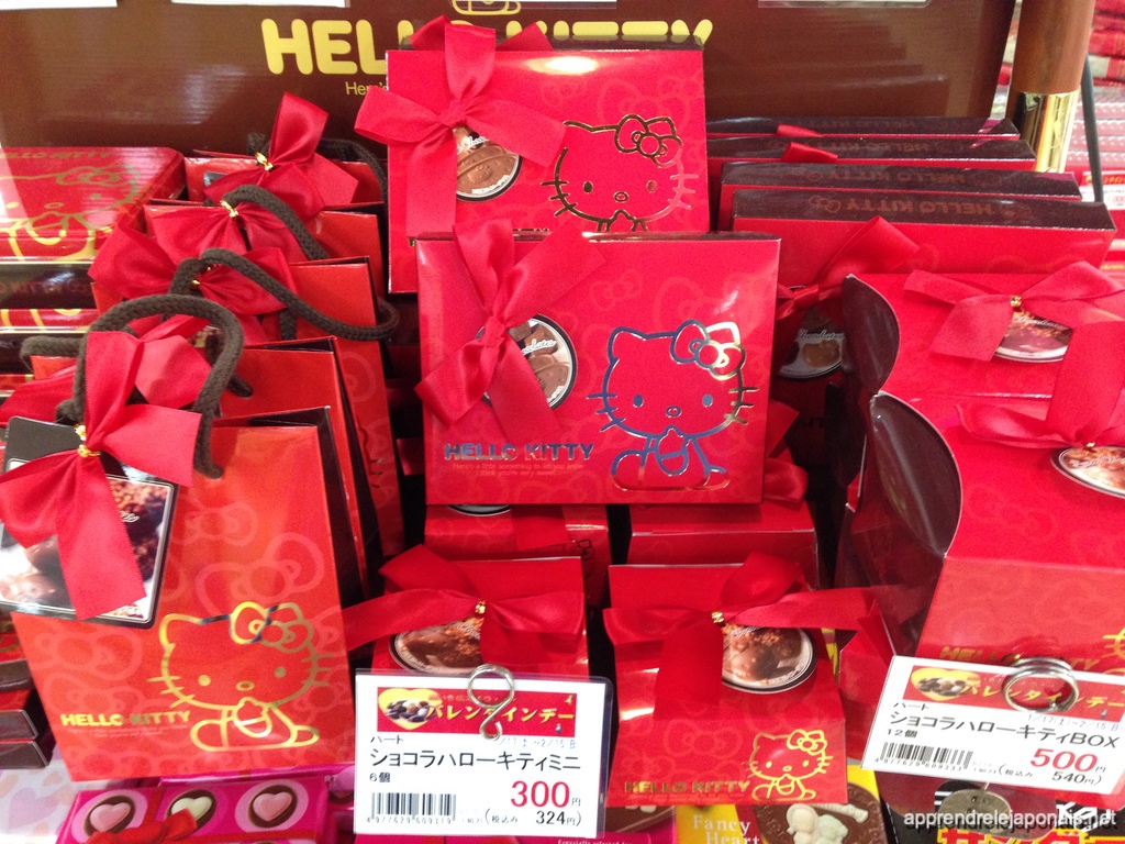 Étalage de boîtes de chocolats Hello Kitty rouges avec des rubans pour la Saint-Valentin