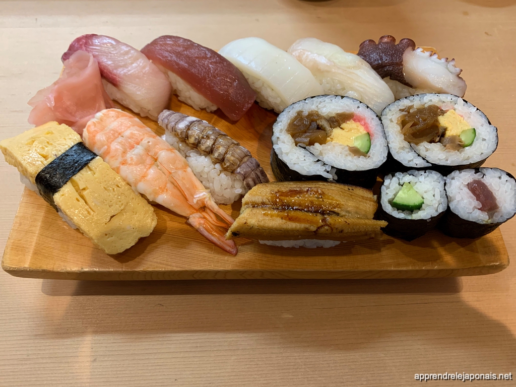 Un plateau de sushi et maki