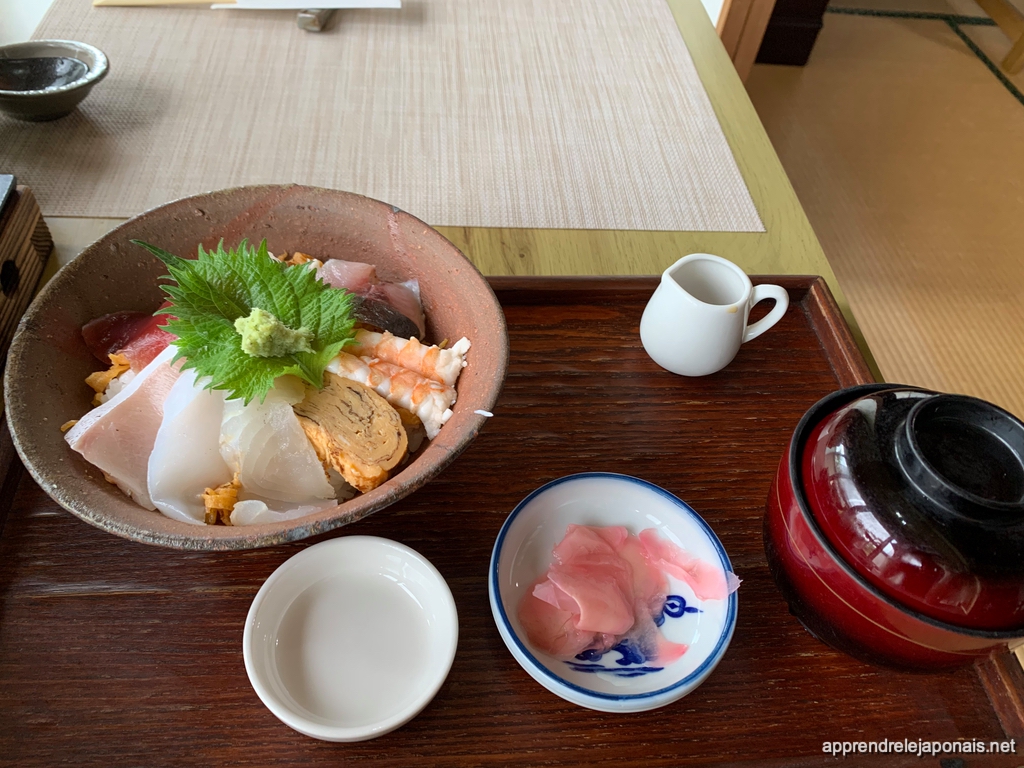 Un bol de chirashi sushi