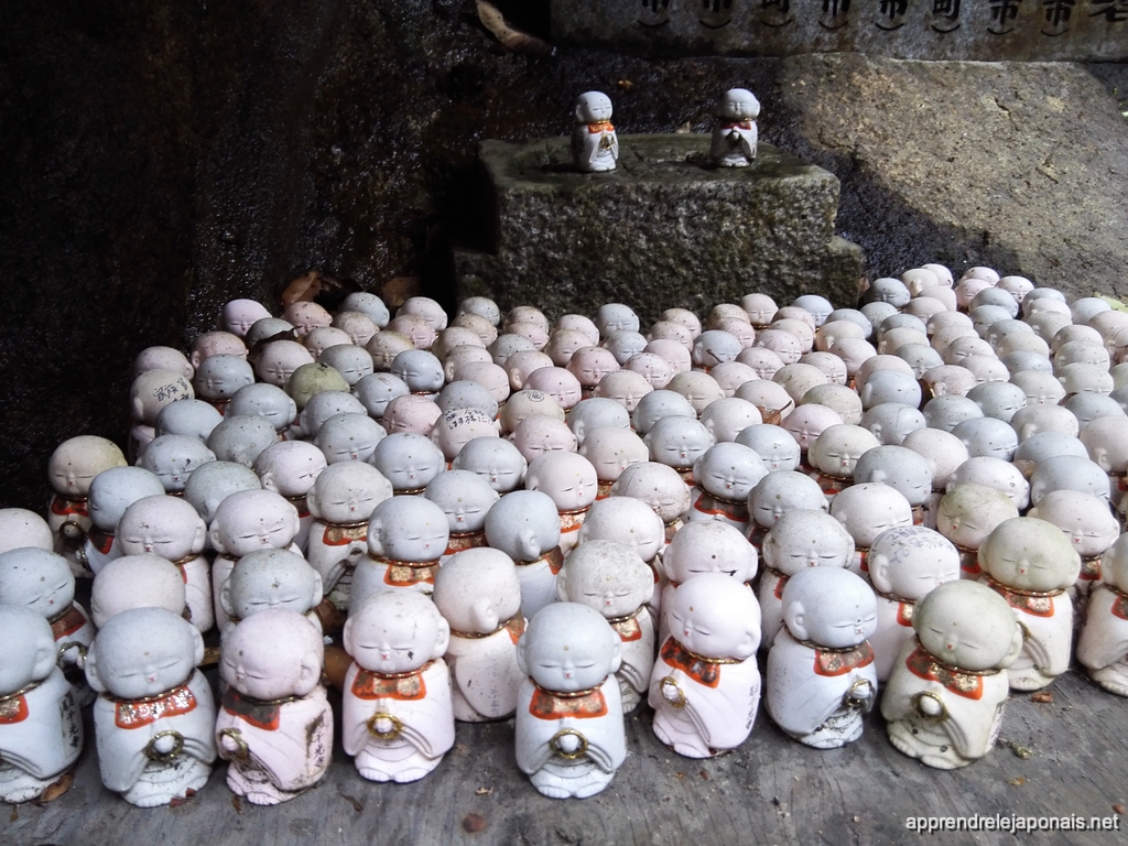 Petites statues de Jizō réunies à Onomichi