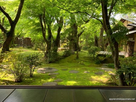Jardin japonais couvert de mousse dans un petit temple de Kurashiki