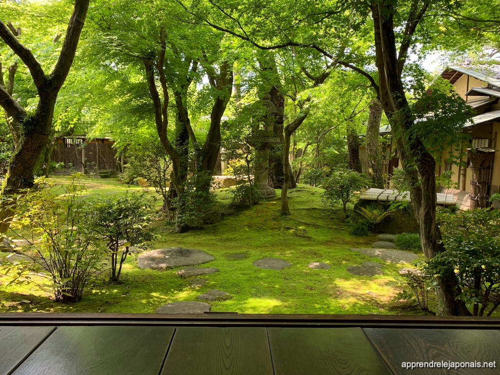 Jardin japonais couvert de mousse dans un petit temple de Kurashiki