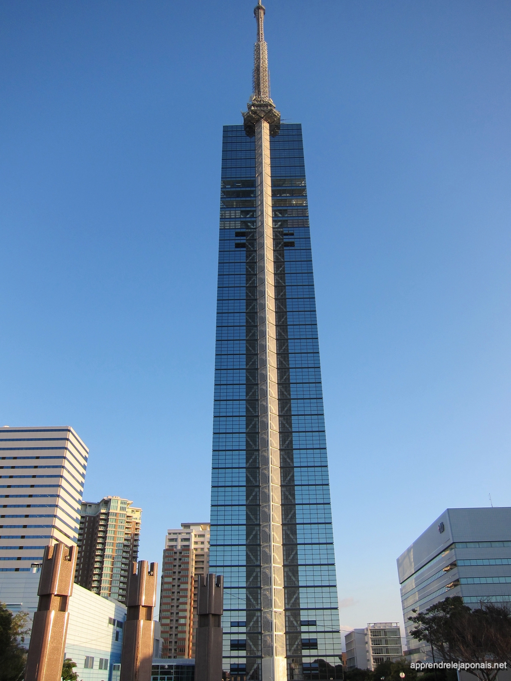 Tour de Fukuoka sous un ciel bleu