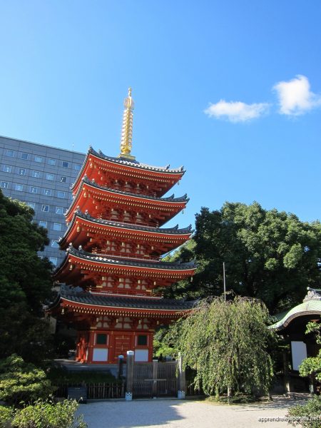 Pagode rouge du temple Tōchō-ji à Fukuoka