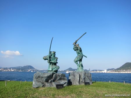 Statues de Miyamoto Musashi et Sasaki Kojirō à Ganryūjima