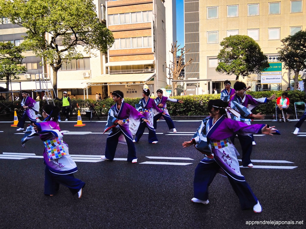 Groupe de danseurs uraja en costumes violets à Okayama