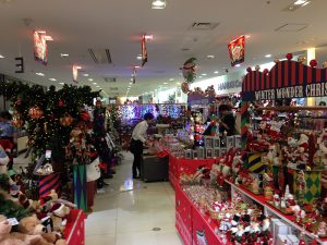 Des articles de noël dans les rayons de magasins