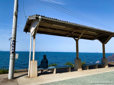 Gare de Shimonada face à la mer d'Iyo