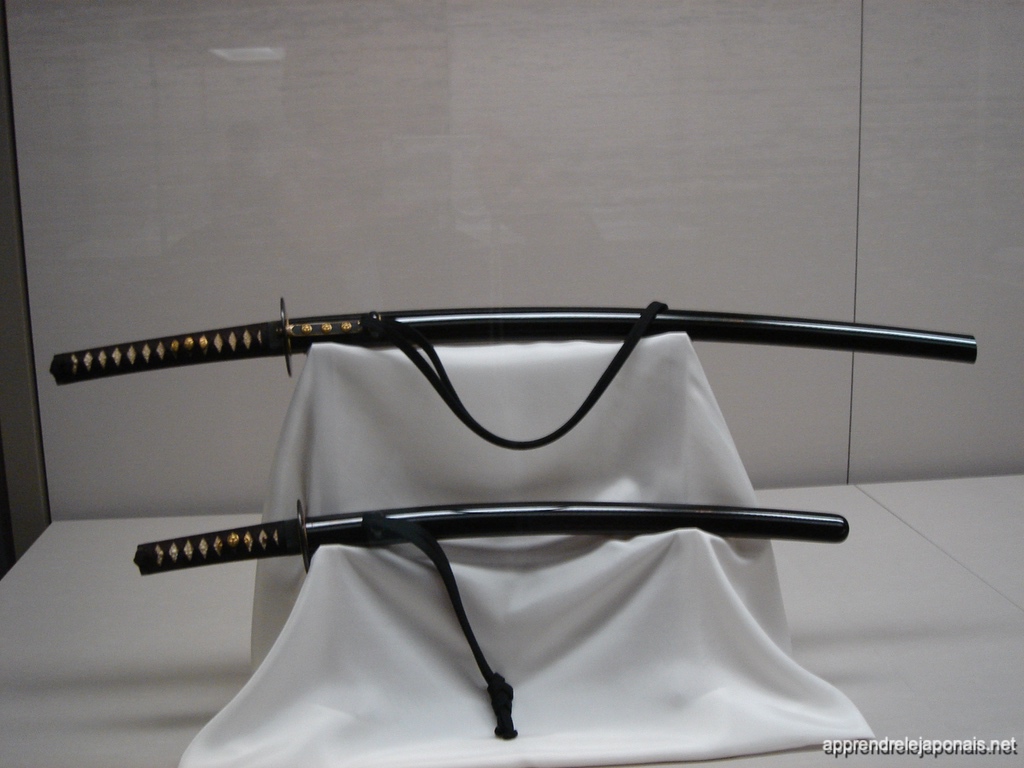 Deux sabres japonais présentés sur des supports
